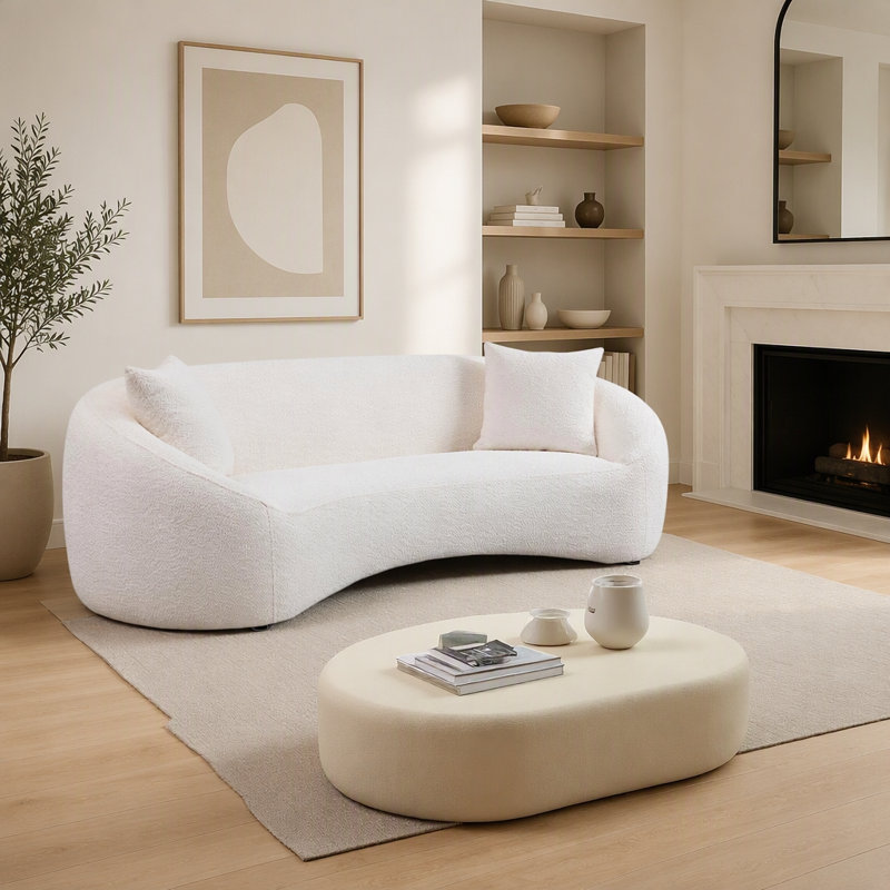 Canapé minimaliste et incurvé à trois places, revêtu d'un tissu bouclé doux et doté d'une assise profonde et confortable en forme de nuage.