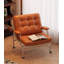 Fauteuil d'appoint vintage en faux cuir ciré avec base pivotante en métal pour le salon