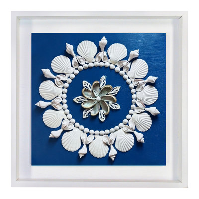 Finition Art-Shell dans une boîte-cadre flottante 20 x 20 sur fond bleu marine