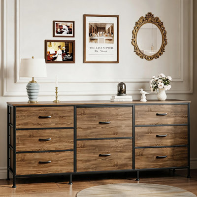 Meuble télé brun avec 8 tiroirs en tissu non tissé, structure en métal et plateau en bois composite. Console multimédia idéale pour le salon, la chambre ou le home cinéma. Rangement pratique pour téléviseurs à écran plat et objets de décoration.