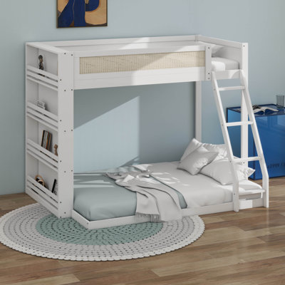 Lit superposé simple au-dessus d'un lit double avec tablette de rangement latérale et lit superposé en bois léger avec échelle intégrée et garde-corps