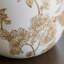 Motif floral brun peint! Vase de table en céramique blanche, alliant beauté et fonctionnalité.