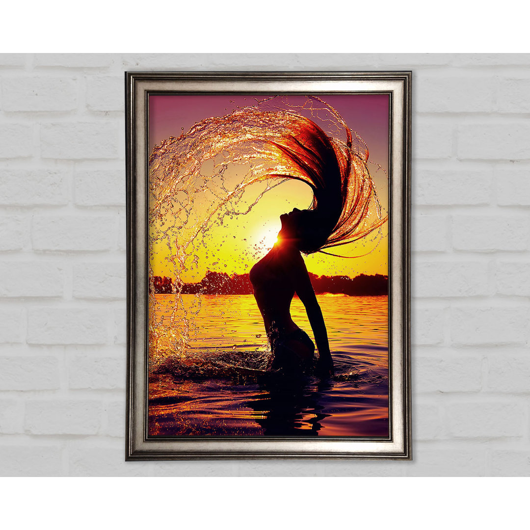 Sunset Woman Ocean Splash Gerahmter Druck Wandkunst