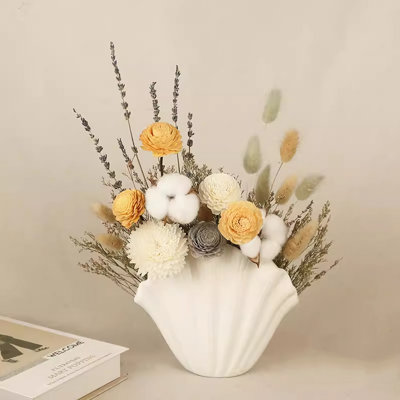 Décoration de fleurs simulées
