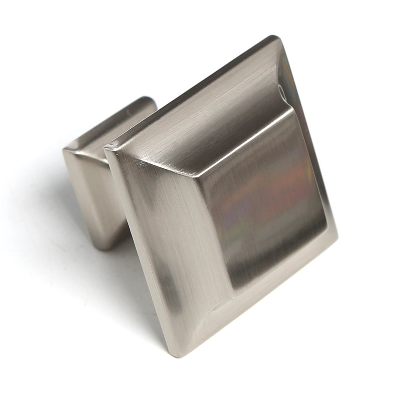 Poignée carrée Millenium, H 1,25 po x l 1,25 po x P 1 po, Nickel satiné