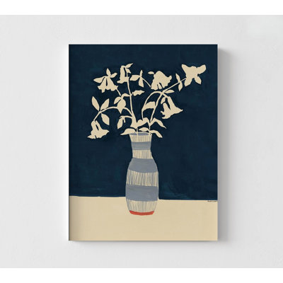 «Limoges Vase» par Megan Galante, reproduction de peinture fleur dans un vase, art mural crème floral, impression botanique bleu foncé, impression nature bleu marine