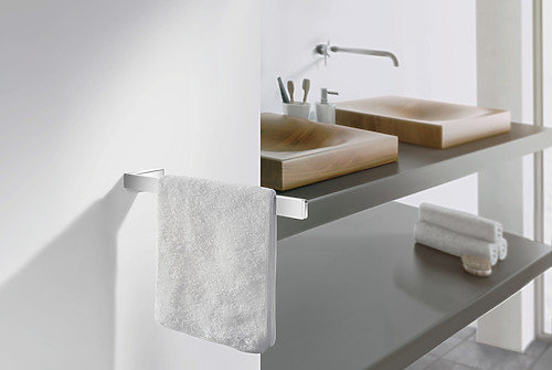 Porte-serviettes mural à côté d'un meuble-lavabo , Chrome poli