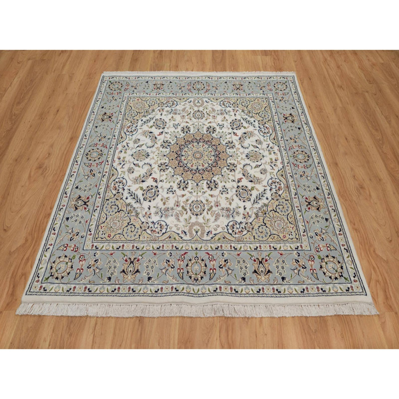 Tapis oriental blanc perle 6 pi x 6 pi, 250 KPSI, velours doux, motif de médaillon Nain avec fleur, laine et soie, noué à la main, carré