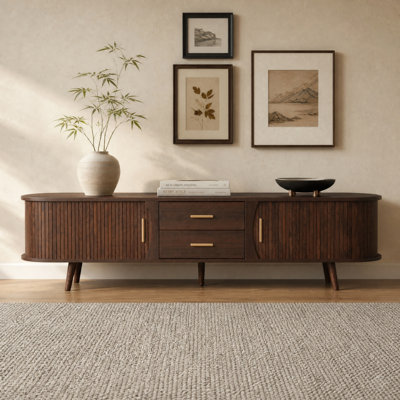Meuble télé de style Mid-Century noyer moderne avec portes cannelées, centre de divertissement courbé avec 2 tiroirs, armoires de rangement et poignées dorées, meuble télé pour le salon, la chambre à coucher et le mobilier de maison