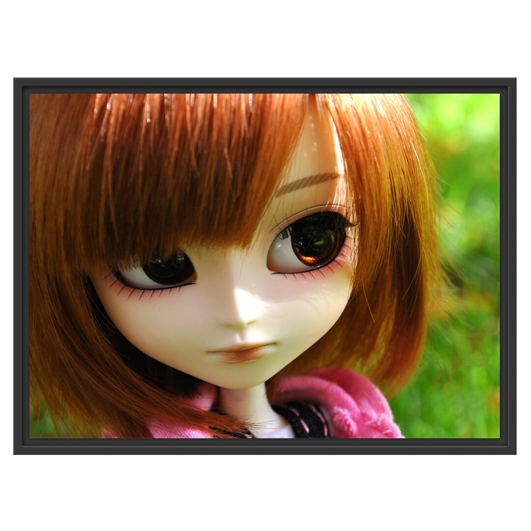 Gerahmtes Wandbild Pullip-Püppchen auf Sommerwiese