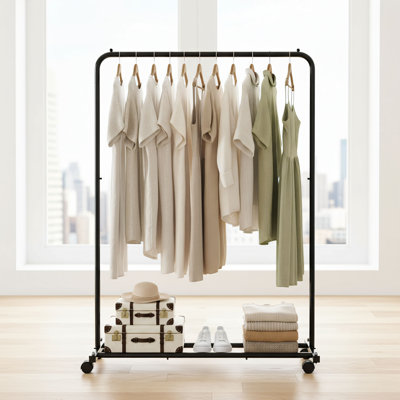 Voici un portemanteau standard simple et élégant. Le corps noir est sophistiqué et durable, et il comprend un support de rangement pour l'organisation. Les roulettes permettent un déplacement facile, ce qui le rend adapté à une utilisation à la maison et au détail.