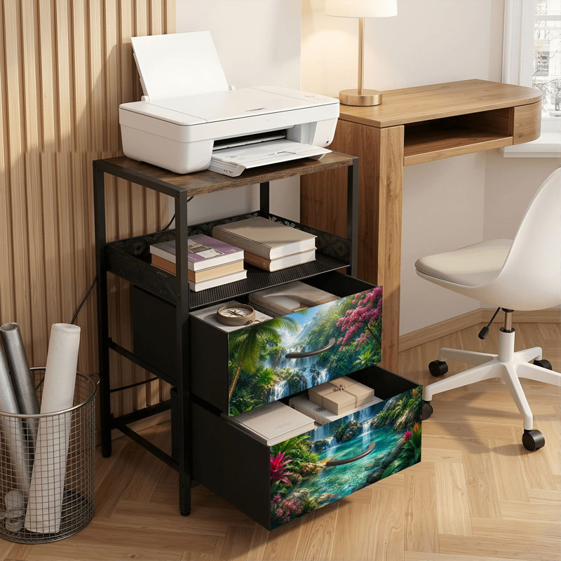 Table de chevet avec station de recharge, 2 tiroirs, ports USB et prises électriques, tablette ouverte, noire, pour chambre ou salon. Motif imprimé : cascade tropicale, forêt, piscine turquoise et fleurs éclatantes.