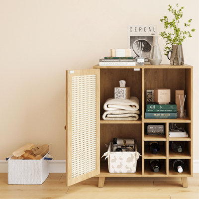 Armoire spacieuse avec porte-bouteilles et grand rangement pour l'organisation de la maison et du salon.