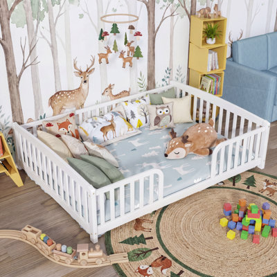 Lit plateforme simple en bois de pin massif avec garde-corps de sécurité, cadre de lit au sol avec ouverture centrale pour la décoration de chambre d'enfant