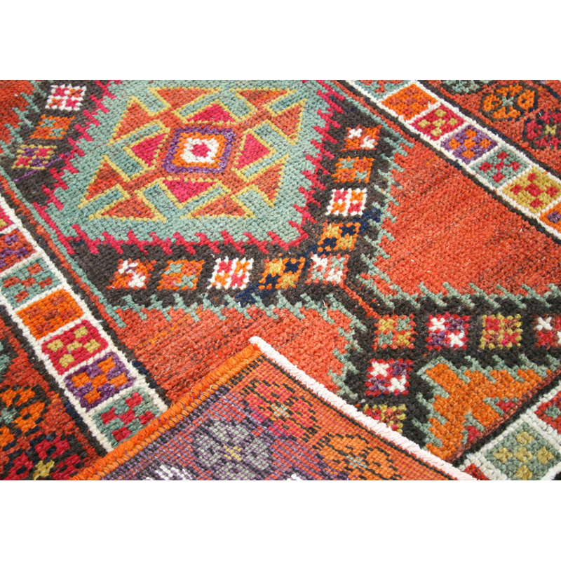 Tapis de couloir rouge en laine noué à la main de conception unique 2 pi 9 po x 11 pi 5 po années 1960