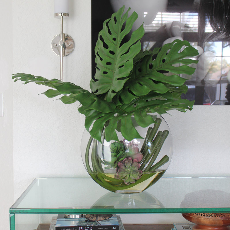 Feuilles de plantes grasses monstera et plante en vase