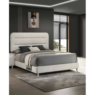 Lit à panneau moelleux rembourré avec des lignes épurées et un design polyvalent, idéal pour créer une chambre à coucher sereine et sophistiquée