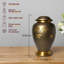 URN antique avec motif d'oiseau
