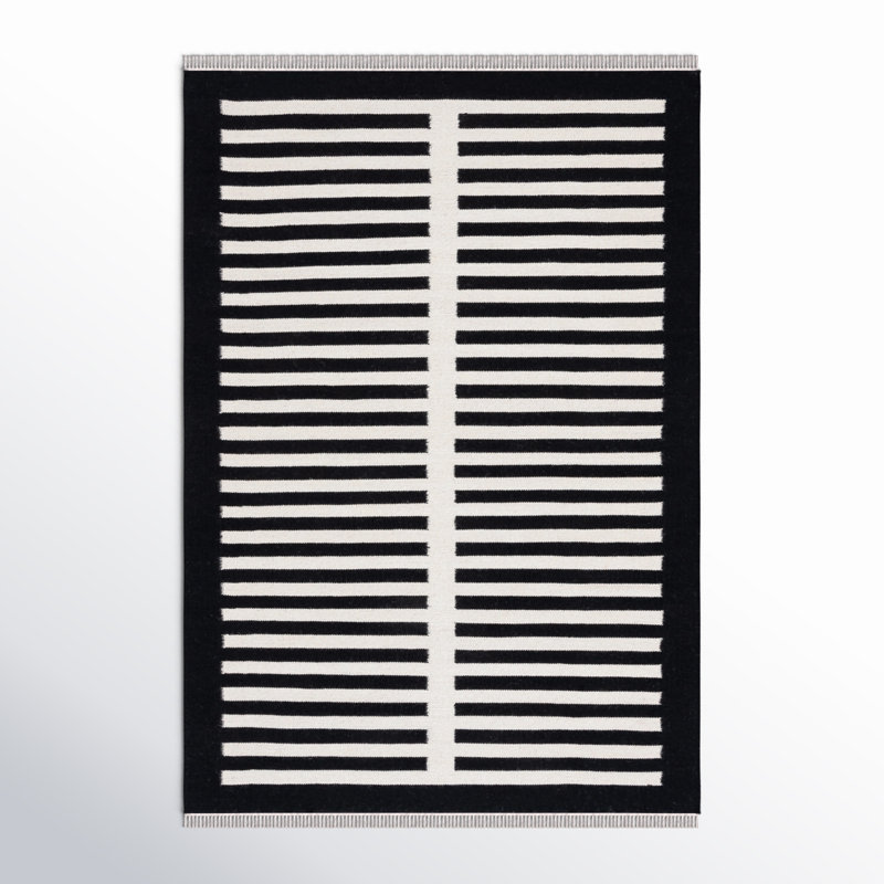 Delia Ivory/Black Area Rug, Rectangle 4 pi x 6 pi