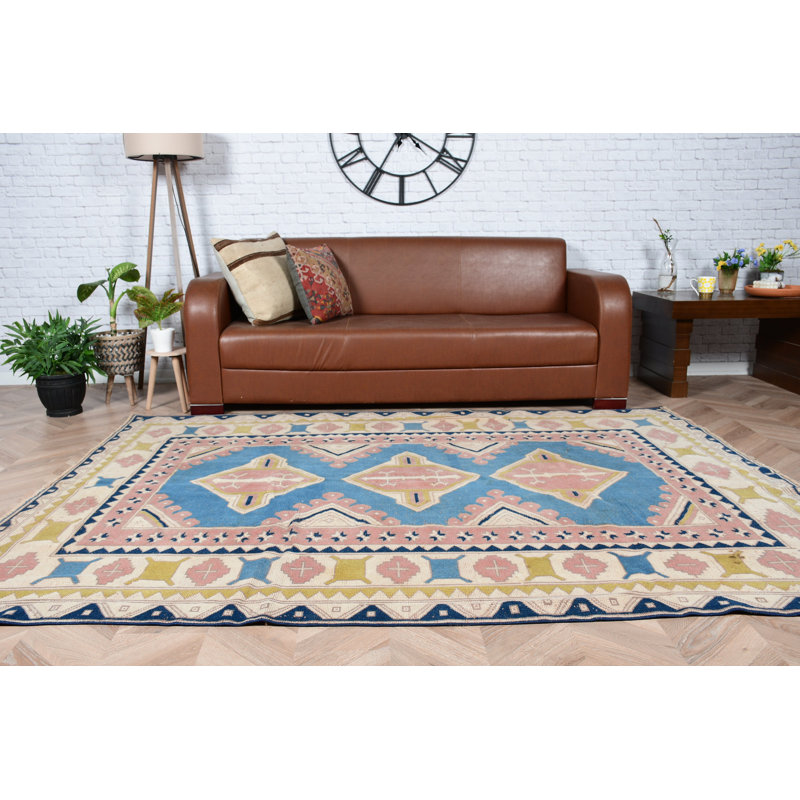 Chic Boho Home Decor avec des couleurs pastel douces sur un tapis turc rétro avec motif géométrique bleu