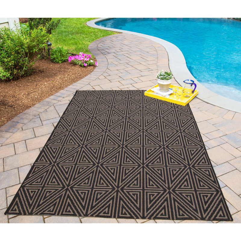 Irita Geometric Indoor / Outdoor Rug, Rectangle 6'7" x 9'6"