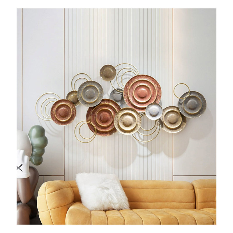 Décoration murale en métal, disque aux tons variés, pour une entrée moderne et contemporaine