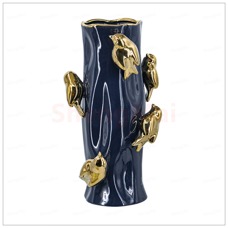 Vase luxueux en forme de branche d'arbre en céramique bleue avec accents d'oiseaux dorés pour une décoration intérieure élégante