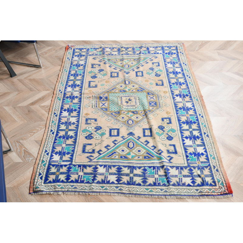 Tapis turc à motif géométrique fait à la main avec un fond beige doux pour une décoration d'inspiration orientale unique