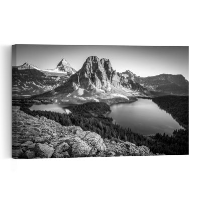 Impression d'art mural représentant un paysage spectaculaire, serein et tranquille avec vue sur un lac et une montagne majestueuse