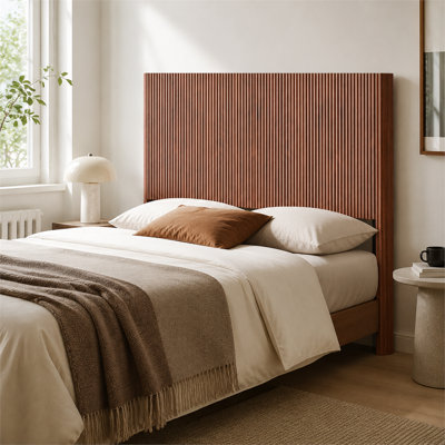 Tête de lit en bois de couleur noyer avec un design à lattes verticales 3D et une silhouette ondulée arquée; Facile à installer et compatible avec les grands lits.