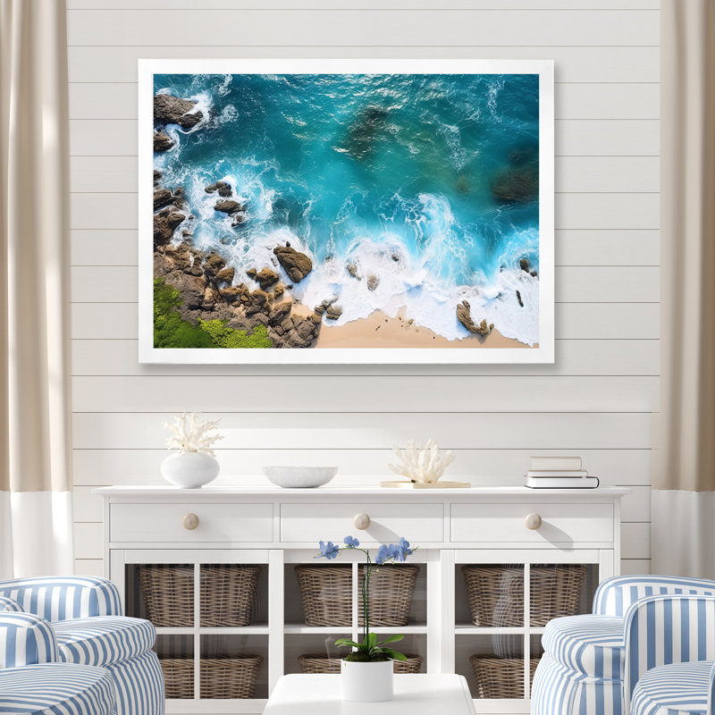 Vue aérienne de Rocky Beach VI - plage et océan, art mural, Cadre de coin blanc fermé, H 34 po x l 44 po x P 1,5 po