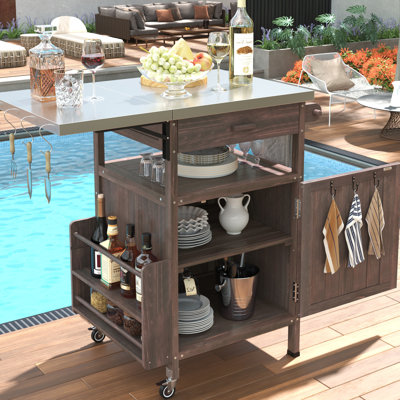 Chariot de barbecue extérieur de 40,5 po avec plateau en acier inoxydable 201, fabrication en bois massif, abattant, un tiroir, porte-serviettes, tablette centrale amovible, roulettes verrouillables rotatives à 360 °