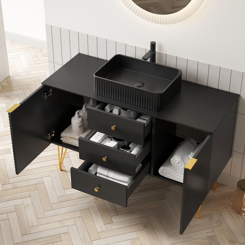 Meuble-lavabo de salle de bain 48 po avec comptoir en pierre frittée noire, lavabo en céramique, 3 tiroirs, 2 portes, 4 pieds dorés givrés, armoire autoportante en contreplaqué, plateau de porte rectangulaire préassemblé,