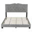 Grand lit plateforme gris avec rivet et tête de lit embelli, revêtu de velours, de contreplaqué et d'une touche de garniture moderne, confortable