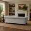 Canapé 3 places de style Chesterfield avec capitonnage à boutons, clous décoratifs et accoudoirs sculptés pour des espaces de vie élégants.