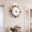 Horloge murale brune et blanche