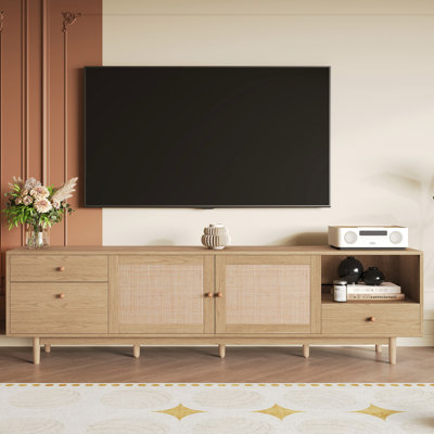 Meuble télé de 65 à 75 pouces au charme bohème, accents naturels et rangement fonctionnel. Centre multimédia pour téléviseurs, tiroirs design, esthétique naturelle.