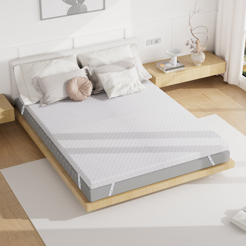 Surmatelas en mousse viscoélastique imprégnée de gel de refroidissement moyen 3 po Loftus, blanc, Très grand lit
