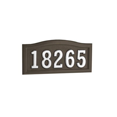 Plaque d'adresse Softcurve avec chiffres flottants en laiton massif installés en usine de 4 pouces. Pour la maison ou le bureau. 3 couleurs de plaque et 5 finitions numériques. Comprend la quincaillerie de fixation et le gabarit pour une installation fa