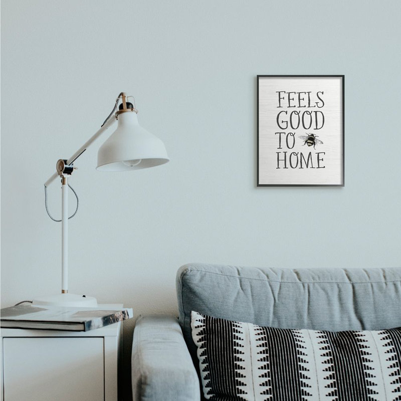 «Bee Pun Feels Good To Be Home Insect Quote» par Becky Thorns - impression d'art textuel, H 14 po x l 11 po