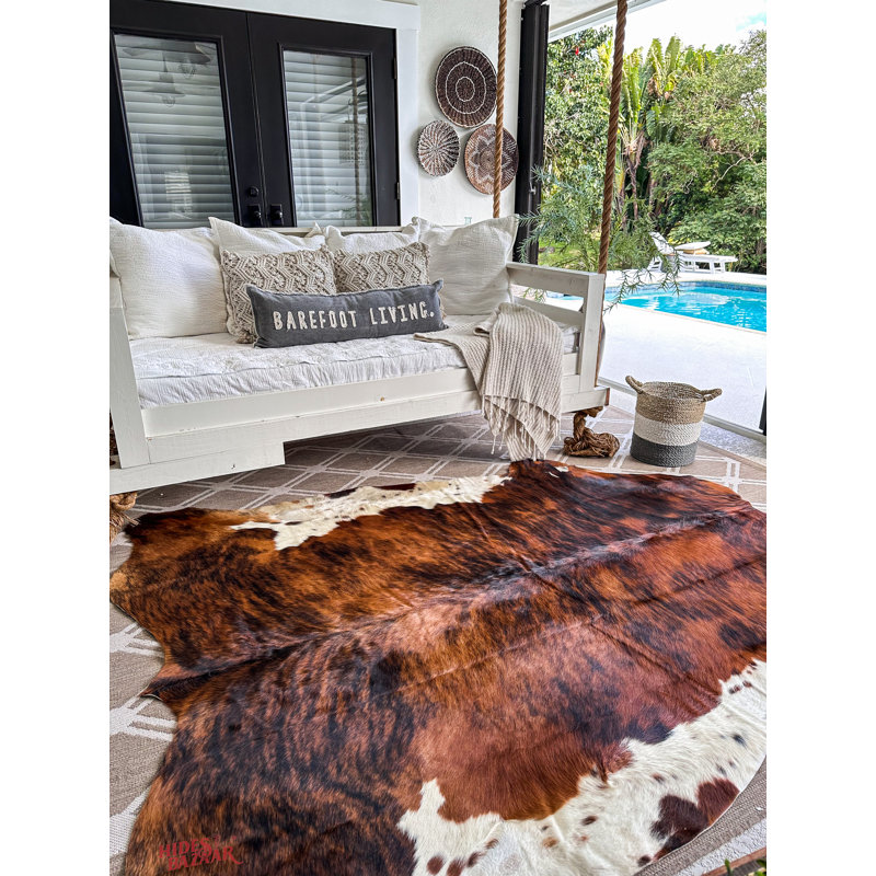 Tapis brun / blanc en cuir de vache Rivington