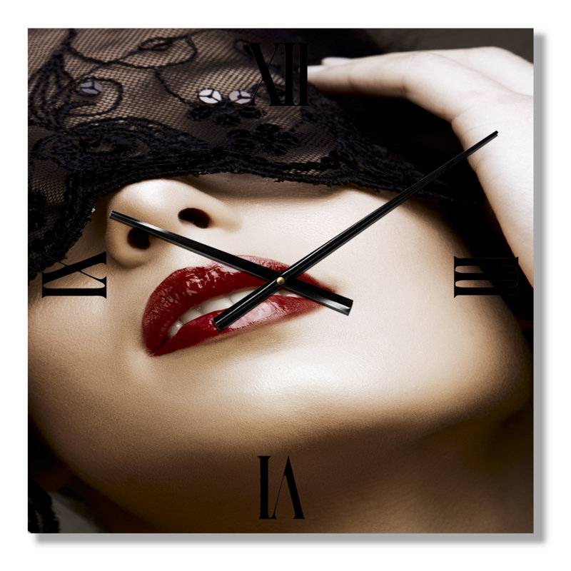 Portrait de femme moderne avec masque horloge murale, Moyen