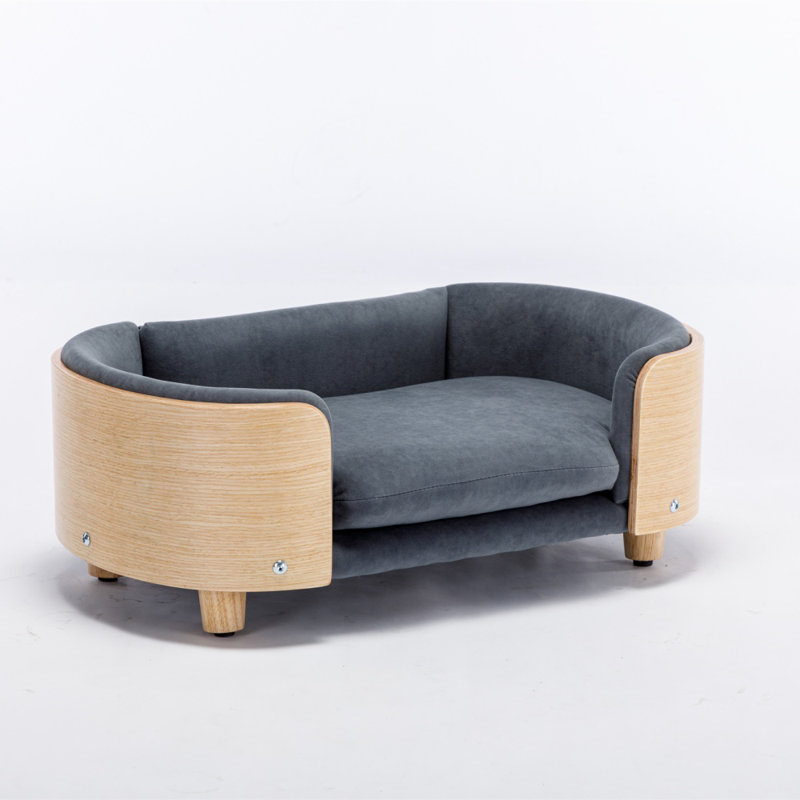 Lit pour chien surélevé de style scandinave avec pieds en bois massif et dossier en bois cintré, coussin en velours gris moyen