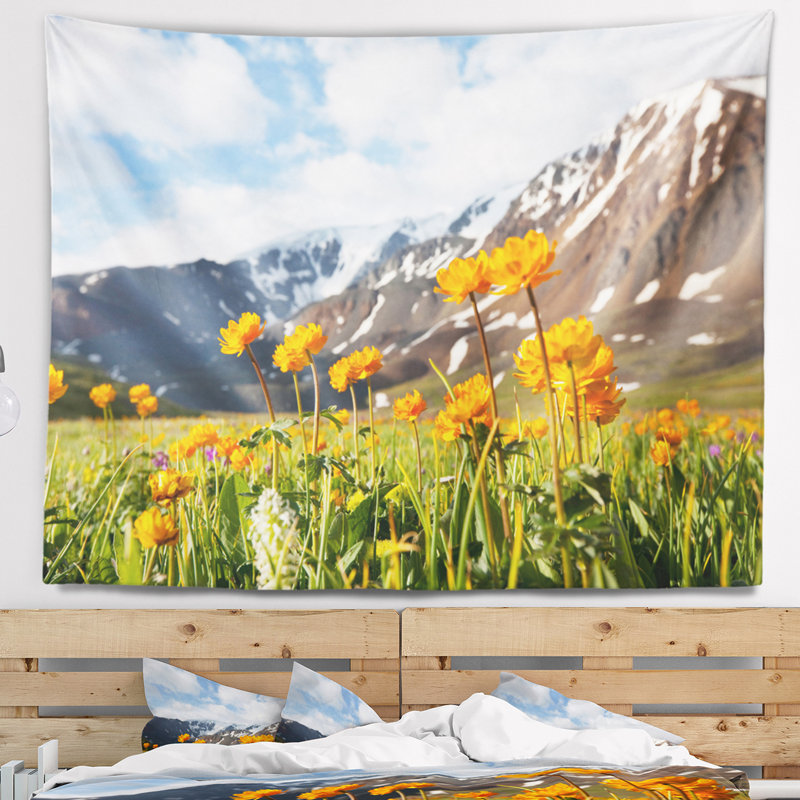 Tapisserie montagne avec fleurs, H 32 po x l 39 po