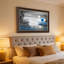 Art mural sur toile en niveaux de gris avec arbre bleu au bord du lac Moonlit-368024701