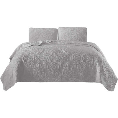 Medallion Embroidered Lightweight Cooling Quilt Set