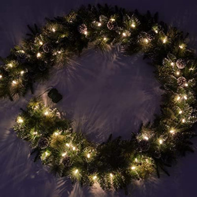 Guirlande de Noël pré-éclairée 9 pi avec 50 lumières DEL, porte de manteau d'escalier à piles pour l'intérieur et l'extérieur, style pomme de pin décorée et neige