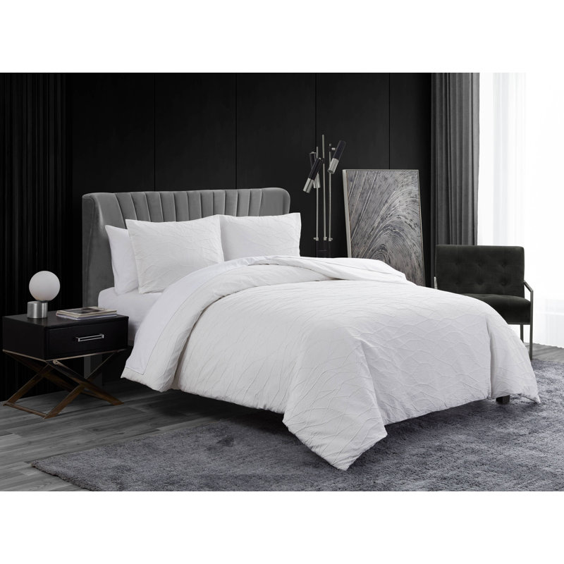 Abstract Crinkle White Standard 3 Piece Comforter Set, Queen Comforter + 2 Standard Shams