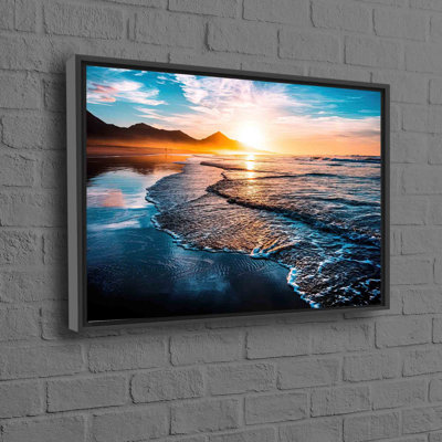 Œuvre d'art en toile de coton vibrante mettant en vedette un magnifique coucher de soleil avec des vagues et du sable pour un attrait esthétique élevé dans votre espace de vie