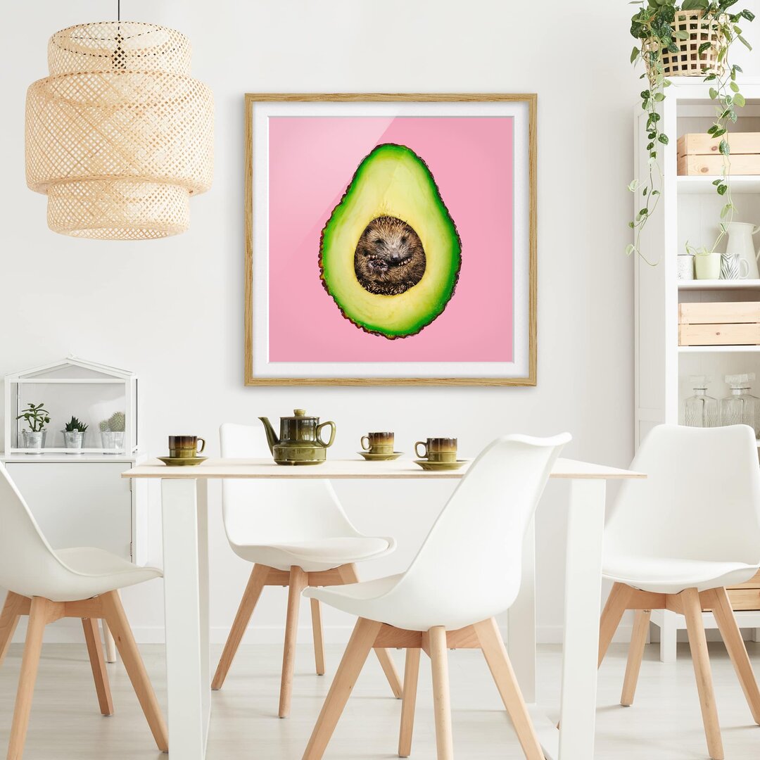 Gerahmtes Poster Avocado mit Igel von Jonas Loose